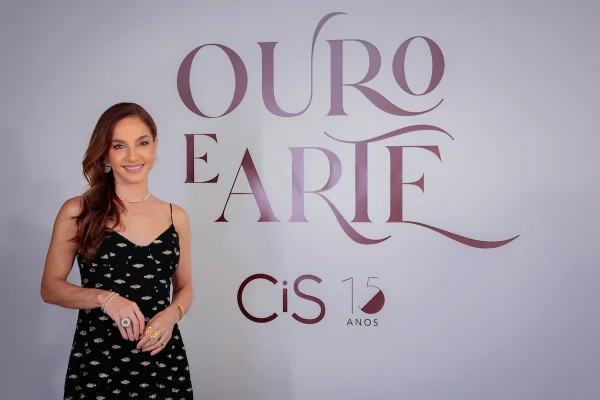 Designer Cris Lemos brinda 15 anos de joalheria em evento prestigiado