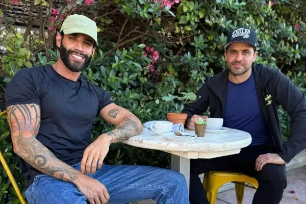 Imagem colorida com Gusttavo Lima e Pablo Marçal sentados em uma mesa