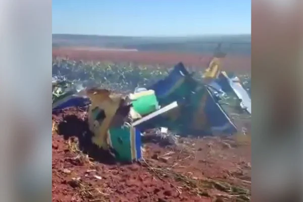 Imagem colorida mostra avião caído no meio de área no interior de São Paulo - Metrópoles