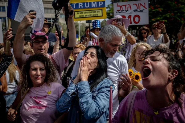 Imagem colorida mostra mulher israelense celebrando - Metrópoles