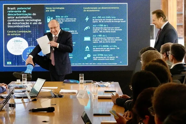 Alckmin ganha meias de “carrinho” em evento do setor automotivo. Vídeo