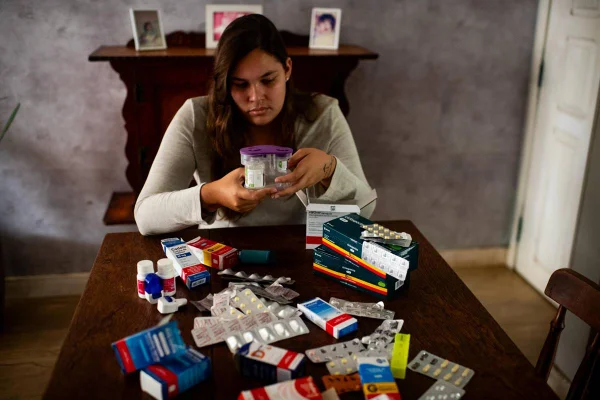 Imagem colorida de Tainá Bianchi Lisboa que possui um problema de saúde raro e teve de acionar a Justiça para conseguir o medicamento, que nem sempre está disponível.