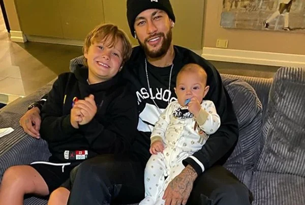 Fora de jogo do PSG, Neymar posta momento fofo com ex e família