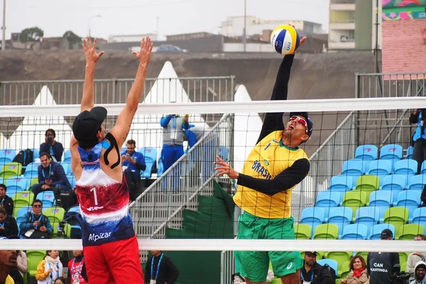 Duplas brasileiras avançam direto às quartas do vôlei de praia no Pan