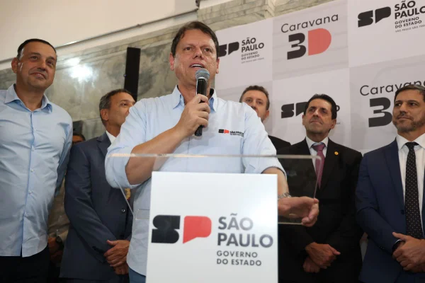 Tarcísio altera modelo de caravanas visando proximidade com prefeitos