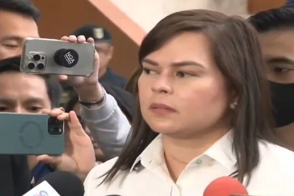 Imagem colorida, vice presidente de Filipinas em coletiva de imprensa - Metrópoles
