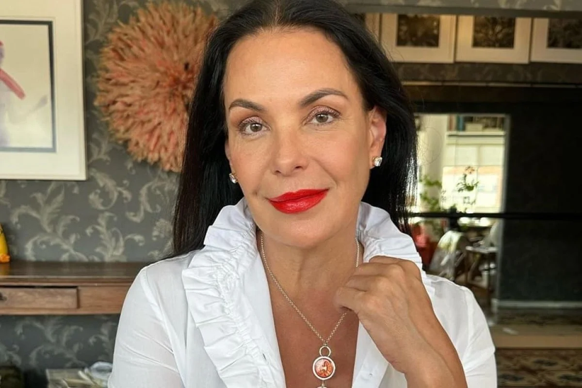 Ela é atriz e apresentadora Ela é atriz e apresentadora