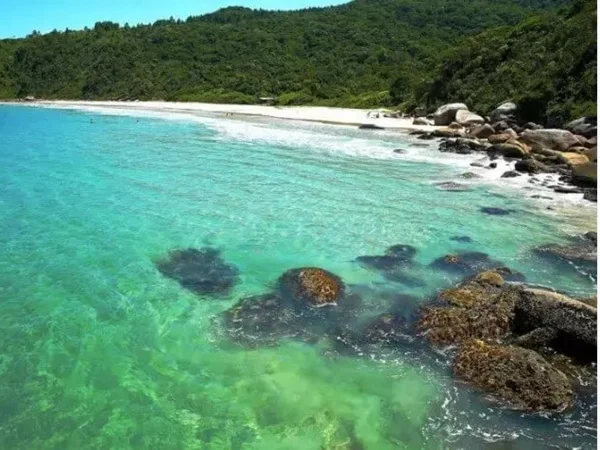praia-governador-celso-ramos-sc-metropoles