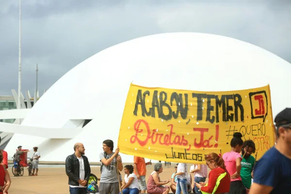 Manifestação contra Temer na Esplanada reúne cerca de 250 pessoas