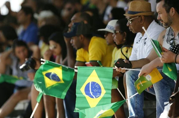 Convidados com adesivos “Fora Temer” são barrados na Esplanada