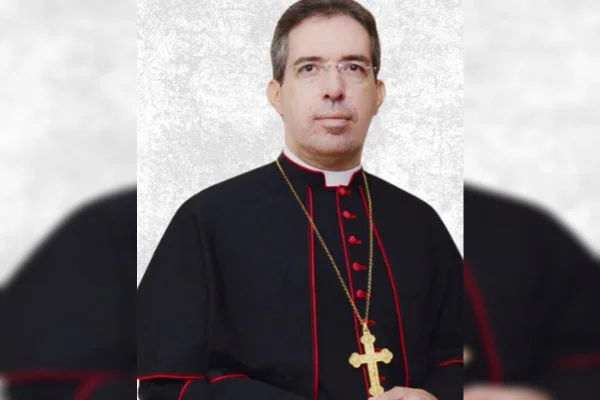 Foto colorida de homem de batina