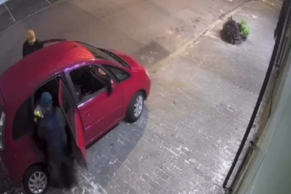 Captura de tela colorida de câmera de segurança que flagrou criminosos roubando prédio comercial na zona leste de São Paulo. - Metrópoles