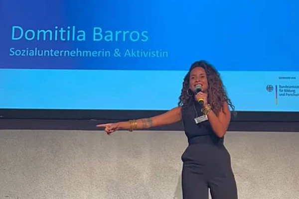 domitila barros falando no microfone - metrópoles