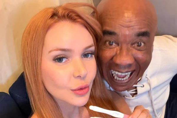 Aos 71 anos, Kid Bengala engravida influencer 46 anos mais jovem