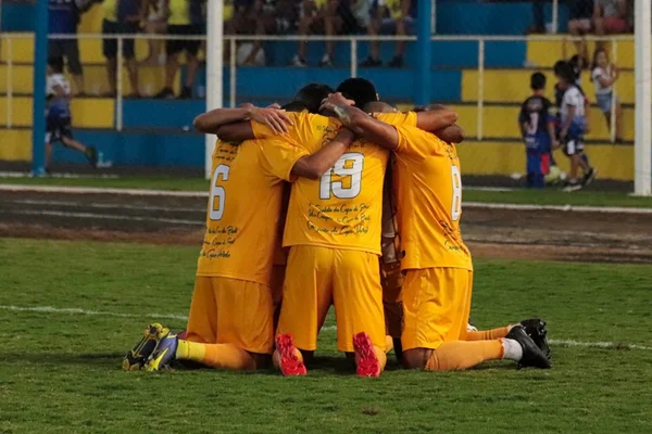 Jogadores do Brasiliense comemoram o gol de Aldo