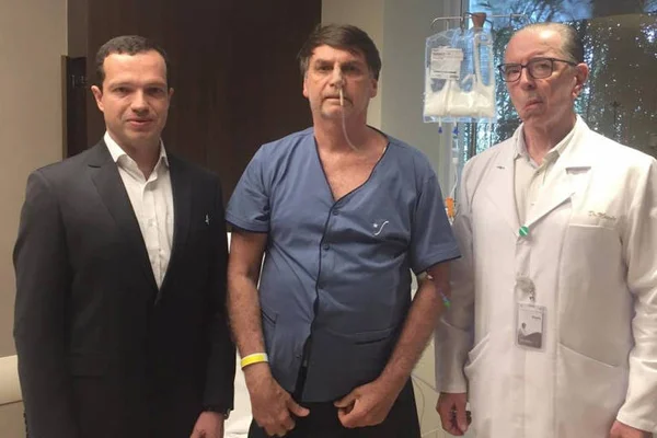 Bolsonaro e equipe médica