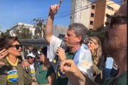 Tarcísio de Freitas com bandeira de Israel na Marcha para Jesus