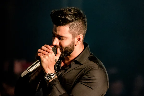 Cantor Gusttavo lima durante show de música sertaneja - Metrópoles