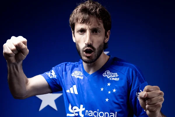 Matías Viña em apresentação no Cruzeiro