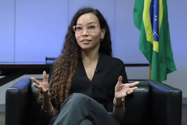 Secretária reage a “Damares princesa de Marajó”: “Fora da realidade”
