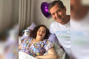 Ana Binda ao lado do pai, Edwilson, em uma das clínicas que passou, desde o diagnóstico da síndrome de Moyamoya, em 2019