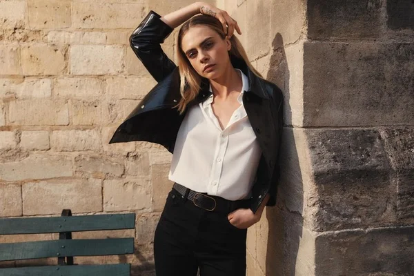 Foto colorida de Cara Delevingne