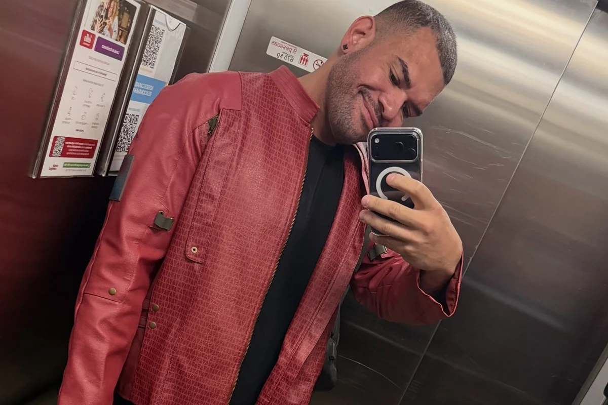 Diego Menasse faz selfie no elevador Diego Menasse faz selfie no elevador