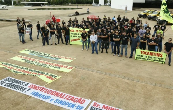 Agentes penitenciários protestam por melhores condições de trabalho