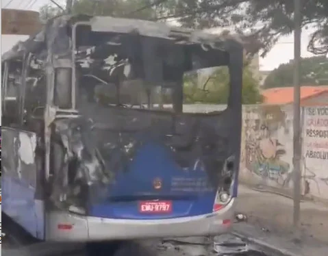 Imagem de traseira de ônibus queimada - Metrópoles