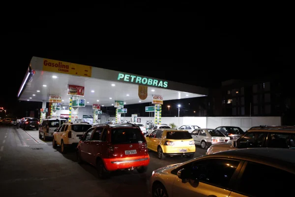 Motoristas formam filas em postos fechados na esperança de abastecer