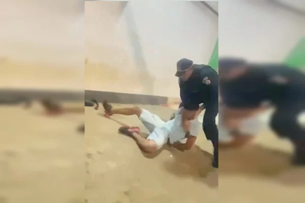 Imagem colorida de homem agredido