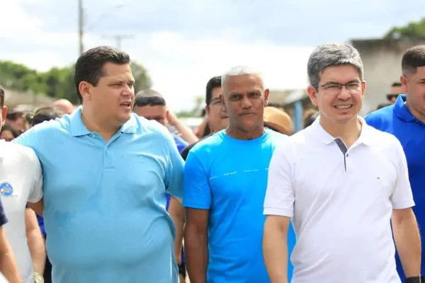 Os senadores Davi Alcolumbre (União) e Randolfe Rodrigues (PT) em agenda política no Amapá