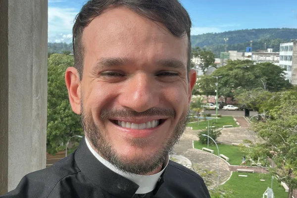 "Parecem o capiroto", dispara padre Patrick sobre bebês reborn - Metrópoles