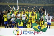 Jogadores brasileiros comemoram após vencer a partida final da Copa do Mundo FIFA 2002 Jogadores brasileiros comemoram após vencer a partida final da Copa do Mundo FIFA 2002
