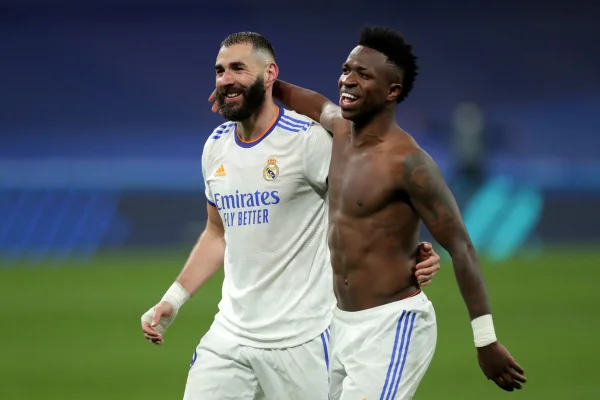 Foto colorida de Benzema e Vini Jr - Metrópoles