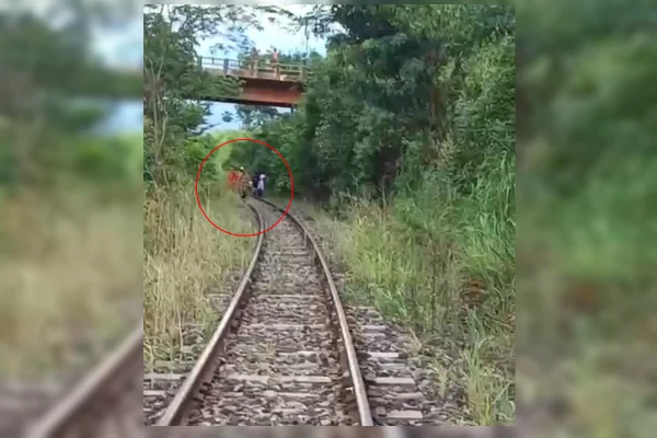 Homem cai de ponte, vai parar nos trilhos e escapa de trem por minutos