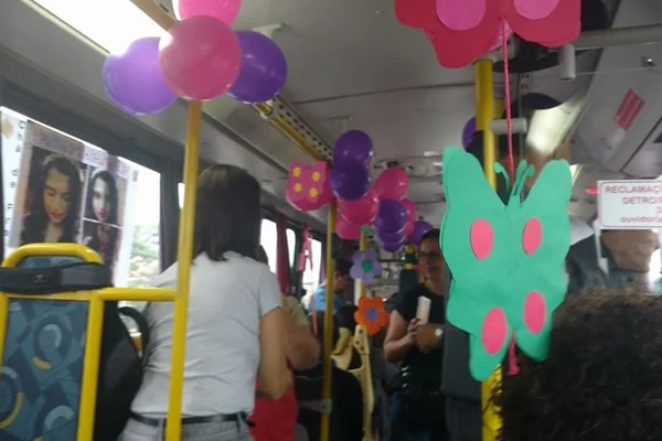 Gestante ganha chá de fraldas dentro de ônibus e relato viraliza