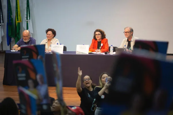 Foto colorida de debate na UnB