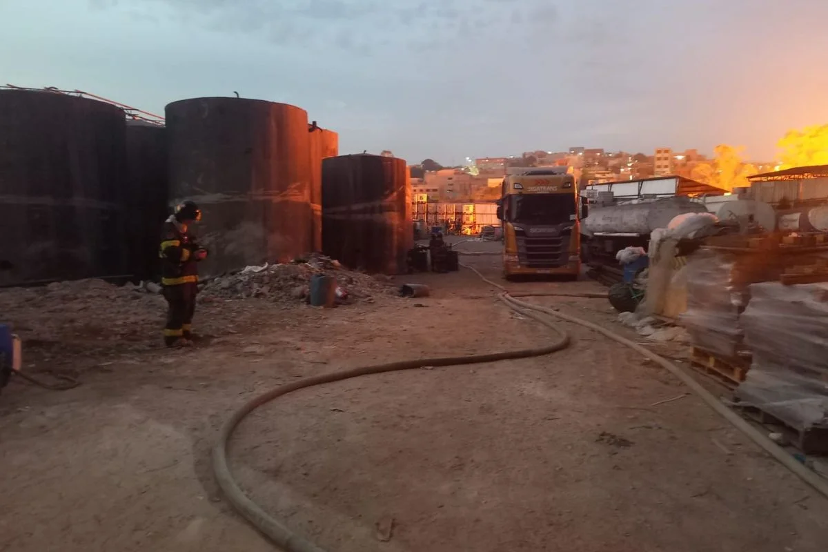 Fábrica foi evacuada preventivamente após incêndio atingir tanques de solventes. Imagens mostram chamas intensas e muita fumaça preta Fábrica foi evacuada preventivamente após incêndio atingir tanques de solventes. Imagens mostram chamas intensas e muita fumaça preta