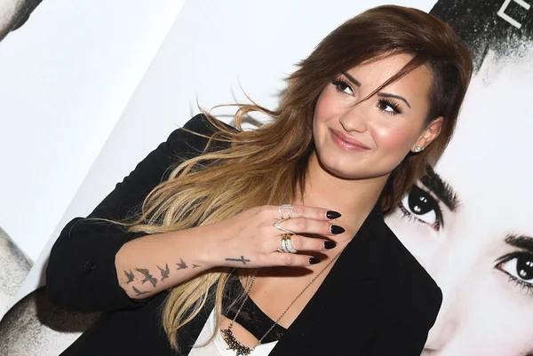 Apaixonada, Demi Lovato posta foto com namorado e se declara: “Mais feliz”