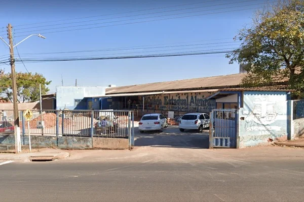 Carros parados em entrada de escola no Entorno