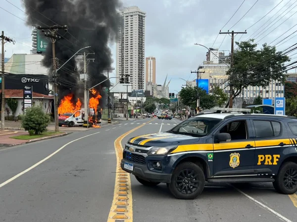 imagem colorida ambulancia fogo via goiania