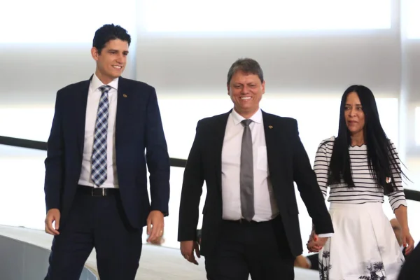 Ex-ministro da Infraestrutura, Tarcísio Gomes de Freitas, e substituto, Marcelo Sampaio Cunha Filho, atual secretário-executivo da pasta descem a rampa do Planalto. Ao lado deles, a eposa de Tercísio, que usa blusa e saia - Metrópoles
