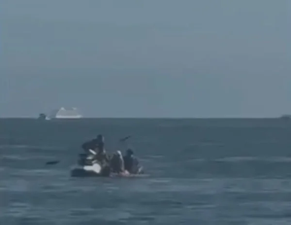 casal sendo roubado no mar