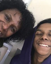 Ju Colombo e o caçula, Lucas posam juntos e sorridentes