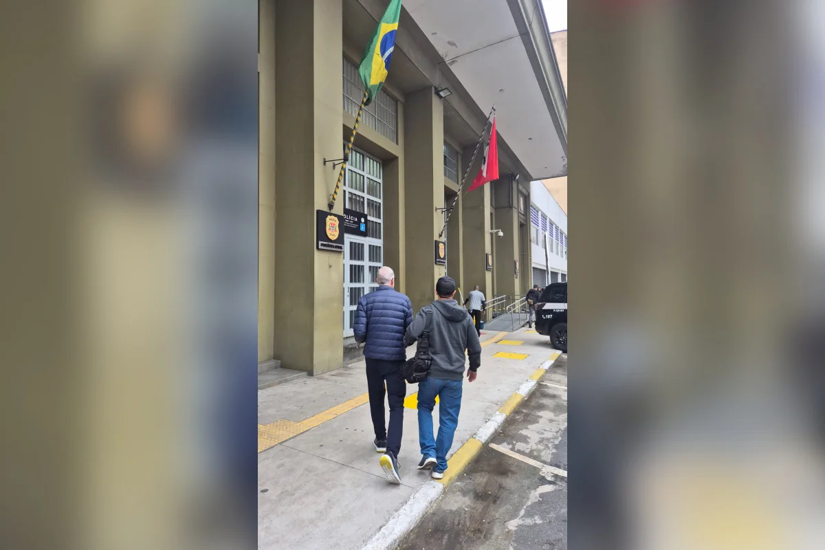 Nos registros, Volpato, ex-atleta de voleibol e apresentador de televisão, aparece com os cabelos inteiramente grisalhos, diferente de como costumava ser visto, sendo escoltado por policiais Nos registros, Volpato, ex-atleta de voleibol e apresentador de televisão, aparece com os cabelos inteiramente grisalhos, diferente de como costumava ser visto, sendo escoltado por policiais