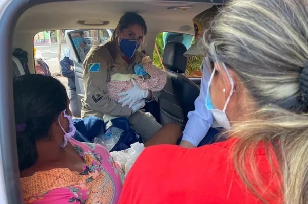 Às pressas, mulher dá à luz em “drive-thru” de testagem para Covid-19. Veja