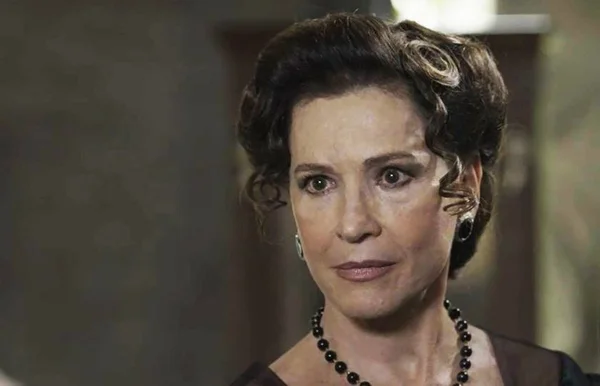 Orgulho e Paixão: Lady Margareth agride Elisabeta e foge do hospício