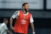 Neymar Jr. treinando no CT Rei Pelé