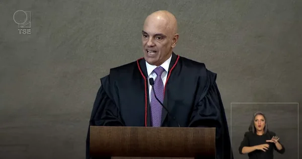 O presidente e ministro do TSE, Alexandre de Moraes, fala durante a diplomação dos presidente e vice eleitos, Lula e Alckmin - Metrópoles